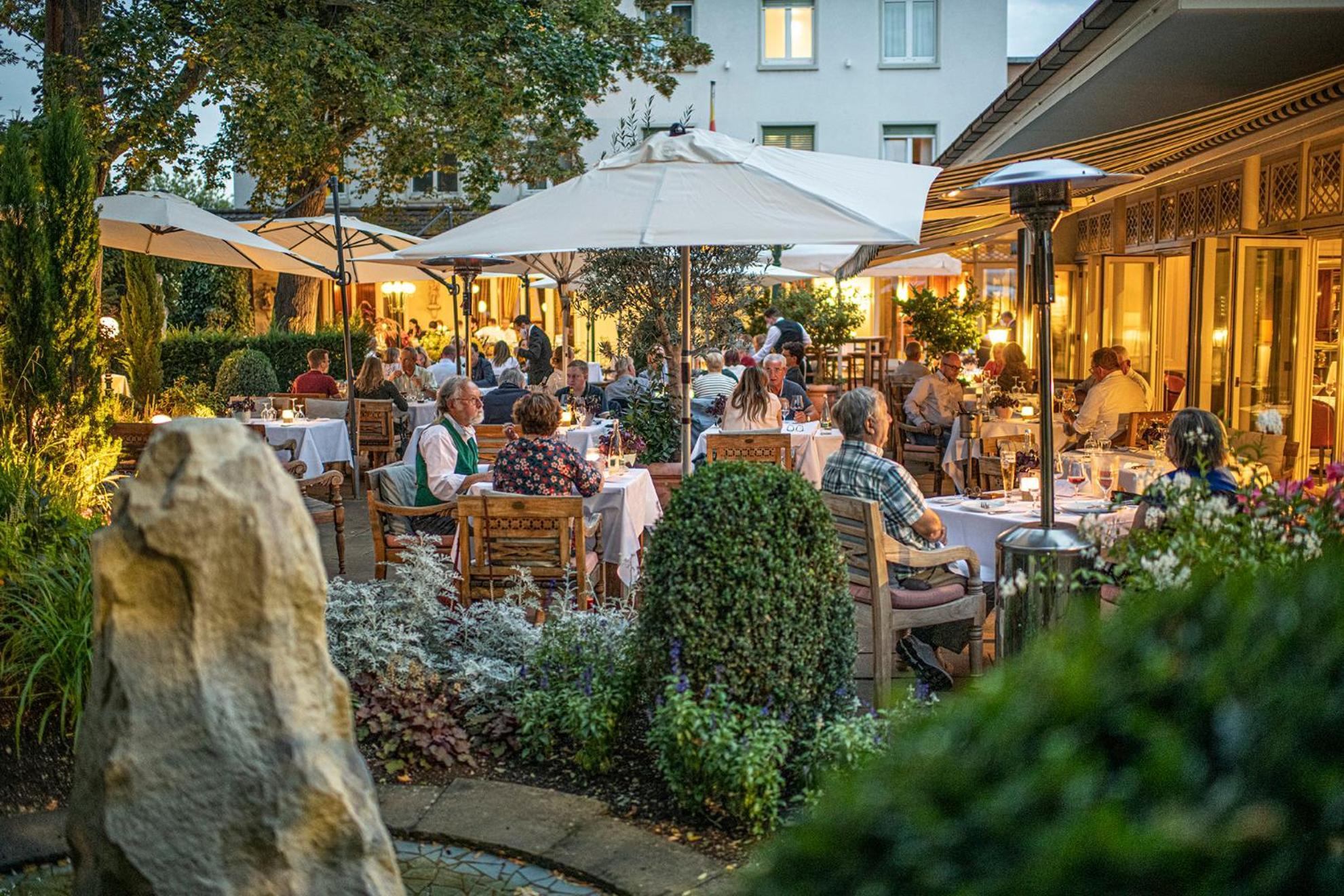 ホテルレストラン エルププリンツ エットリンゲン エクステリア 写真 The restaurant's garden