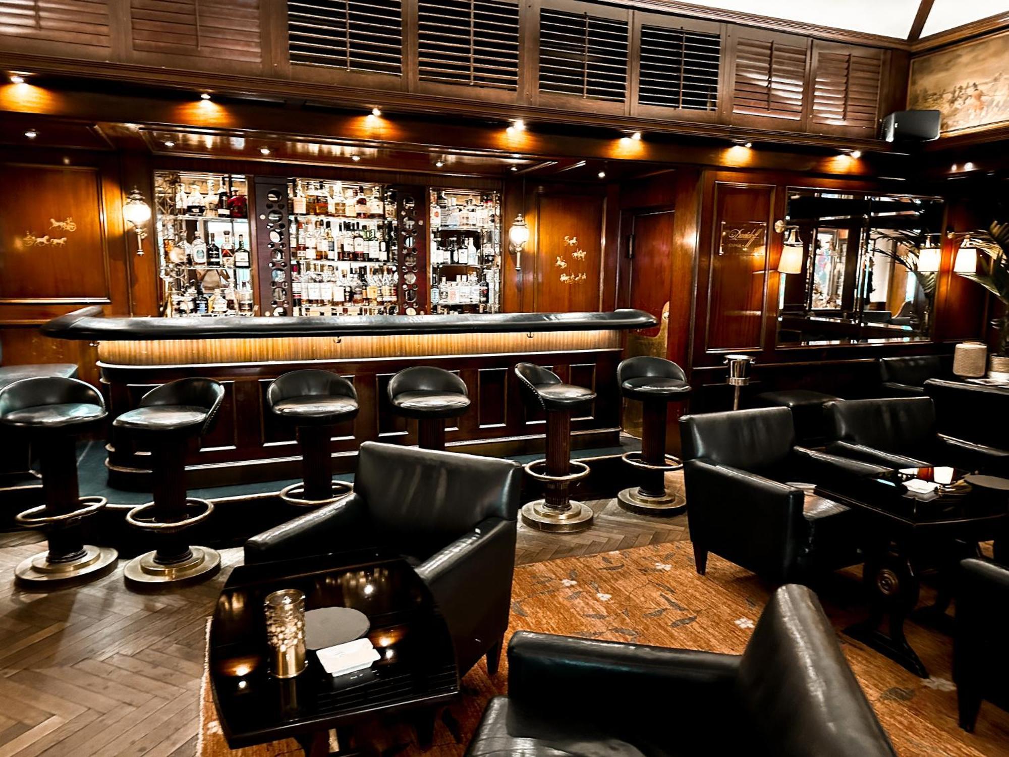 ホテルレストラン エルププリンツ エットリンゲン エクステリア 写真 The interior of the bar